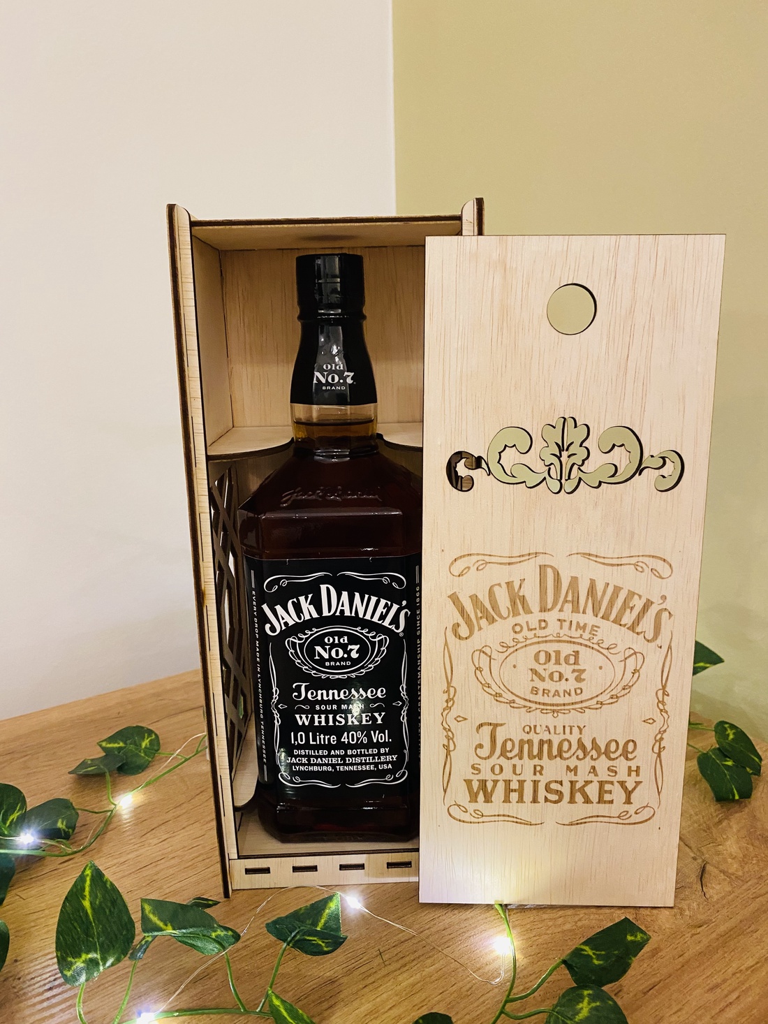 Cutie pentru sticlă de whisky - casă & stil de viață - accesorii pentru decorat casa - decorațiuni de masă și decorațiuni pentru rafturi - cutii decor, cutii de suveniruri - Artynos.ro Cutie pentru sticlă de whisky - casă & stil de viață - accesorii pentru decorat casa - decorațiuni de masă și decorațiuni pentru rafturi - cutii decor, cutii de suveniruri - Artynos.ro