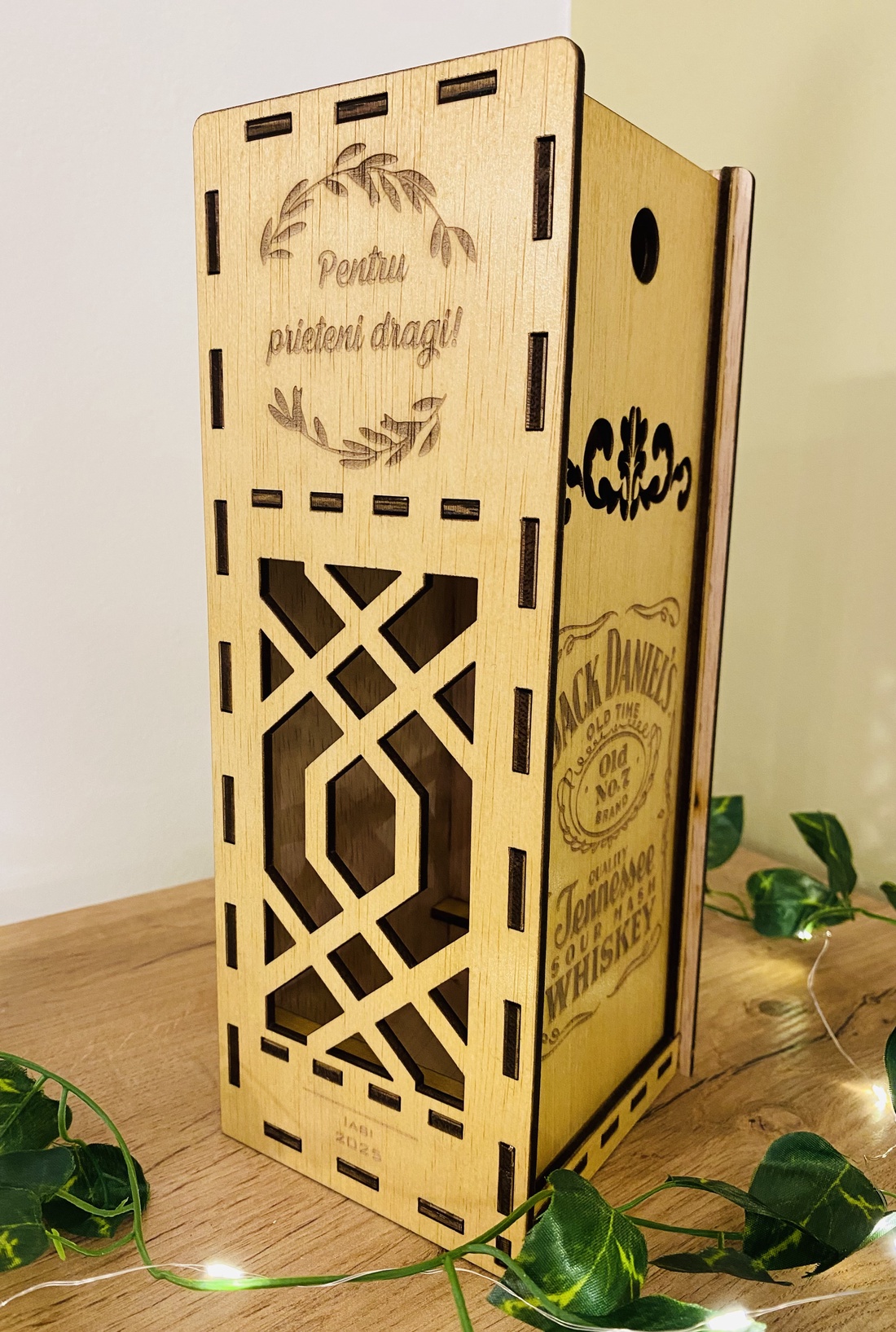 Cutie pentru sticlă de whisky - casă & stil de viață - accesorii pentru decorat casa - decorațiuni de masă și decorațiuni pentru rafturi - cutii decor, cutii de suveniruri - Artynos.ro Cutie pentru sticlă de whisky - casă & stil de viață - accesorii pentru decorat casa - decorațiuni de masă și decorațiuni pentru rafturi - cutii decor, cutii de suveniruri - Artynos.ro