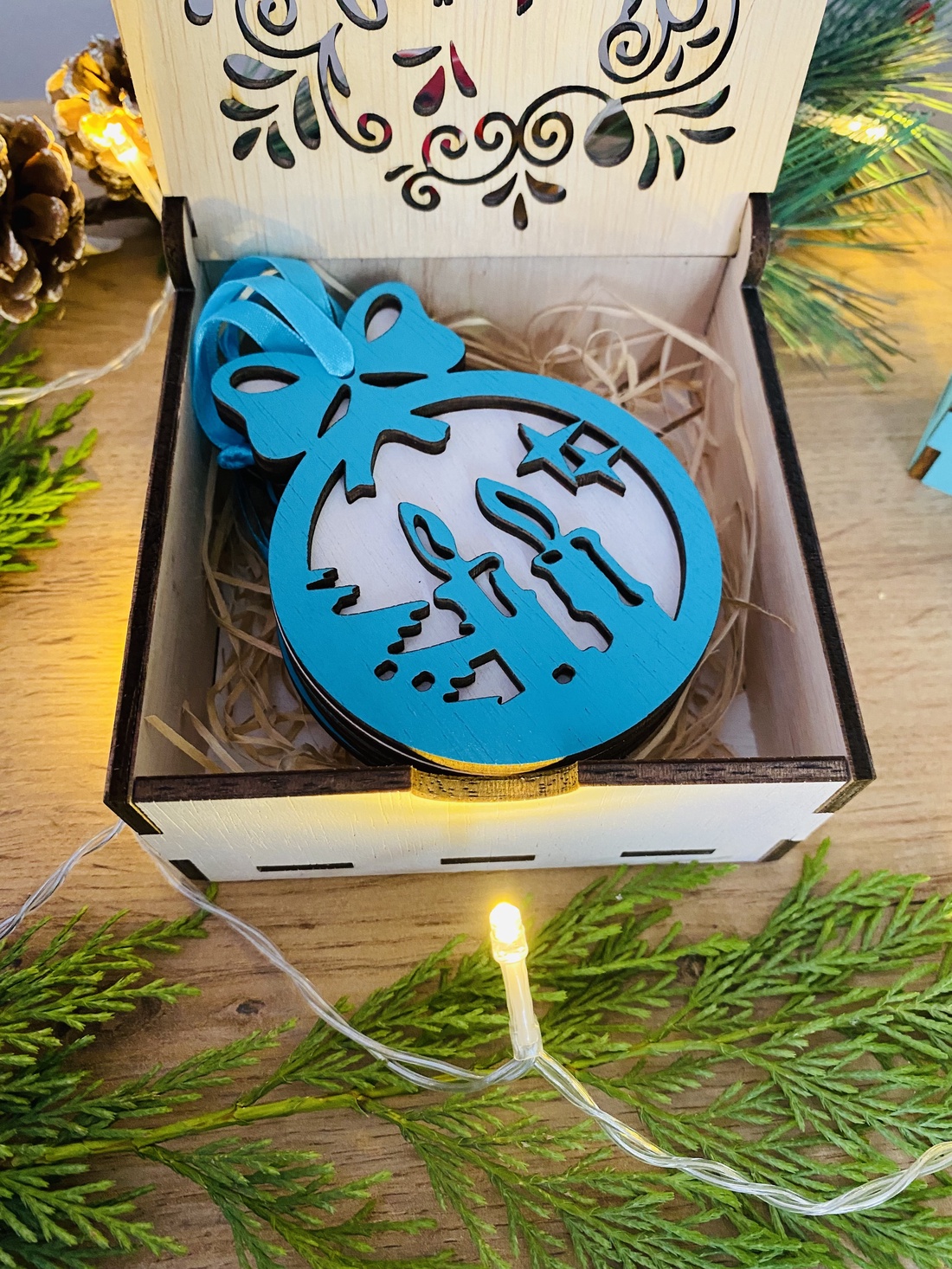 Set cutie cu 4 globuri de lemn - crăciun - decorațiuni de crăciun de casă - globuri de crăciun - Artynos.ro