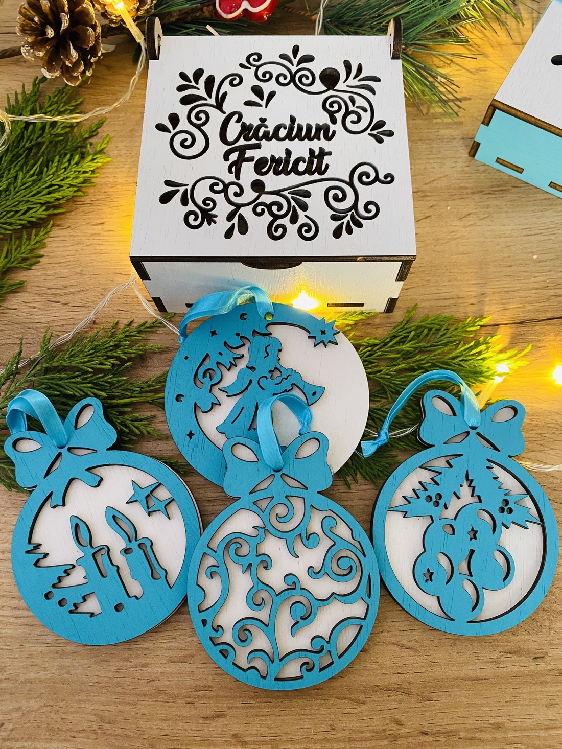 Set cutie cu 4 globuri de lemn - crăciun - decorațiuni de crăciun de casă - globuri de crăciun - Artynos.ro