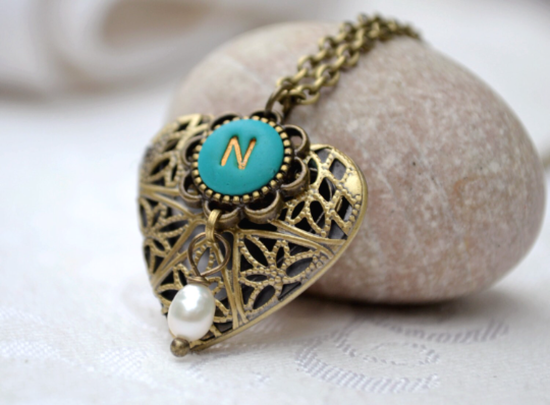 Colier in initiala locket colier cu charm - bijuterii - coliere - coliere cu lacăt - Artynos.ro Colier in initiala locket colier cu charm - bijuterii - coliere - coliere cu lacăt - Artynos.ro