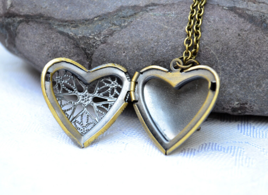Colier in initiala locket colier cu charm - bijuterii - coliere - coliere cu lacăt - Artynos.ro Colier in initiala locket colier cu charm - bijuterii - coliere - coliere cu lacăt - Artynos.ro