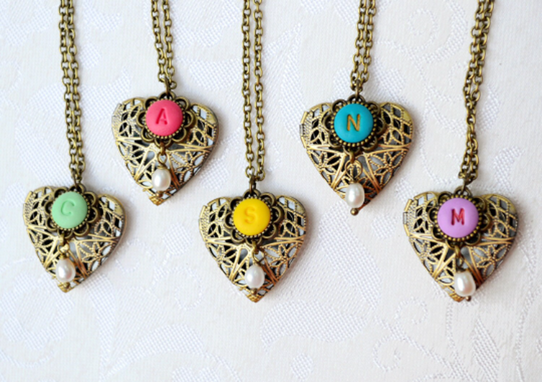 Colier in initiala locket colier cu charm - bijuterii - coliere - coliere cu lacăt - Artynos.ro Colier in initiala locket colier cu charm - bijuterii - coliere - coliere cu lacăt - Artynos.ro