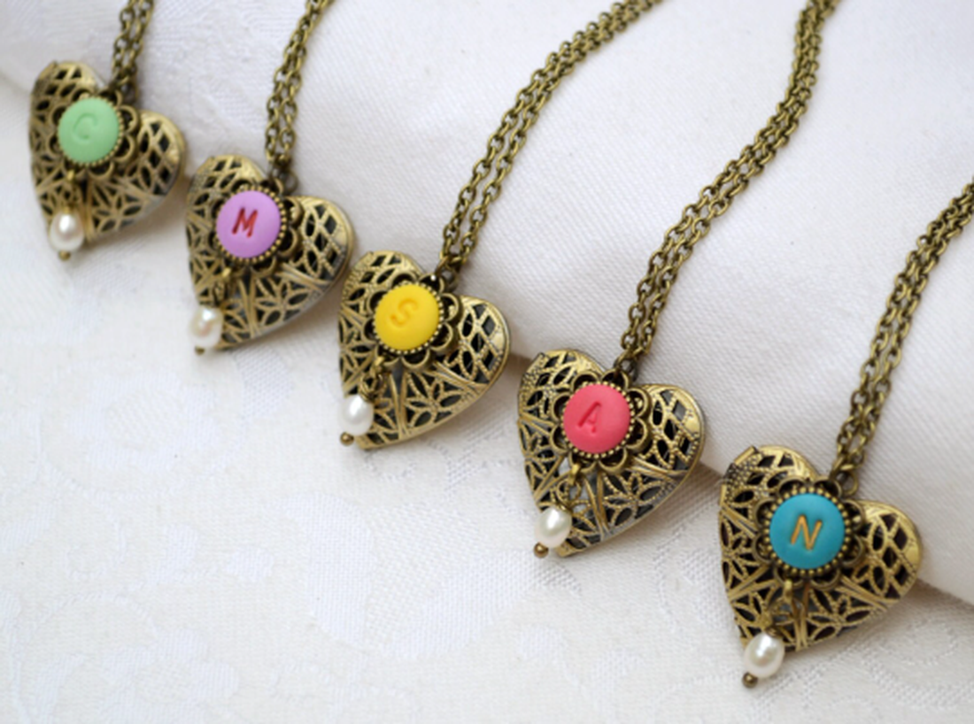 Colier in initiala locket colier cu charm - bijuterii - coliere - coliere cu lacăt - Artynos.ro Colier in initiala locket colier cu charm - bijuterii - coliere - coliere cu lacăt - Artynos.ro