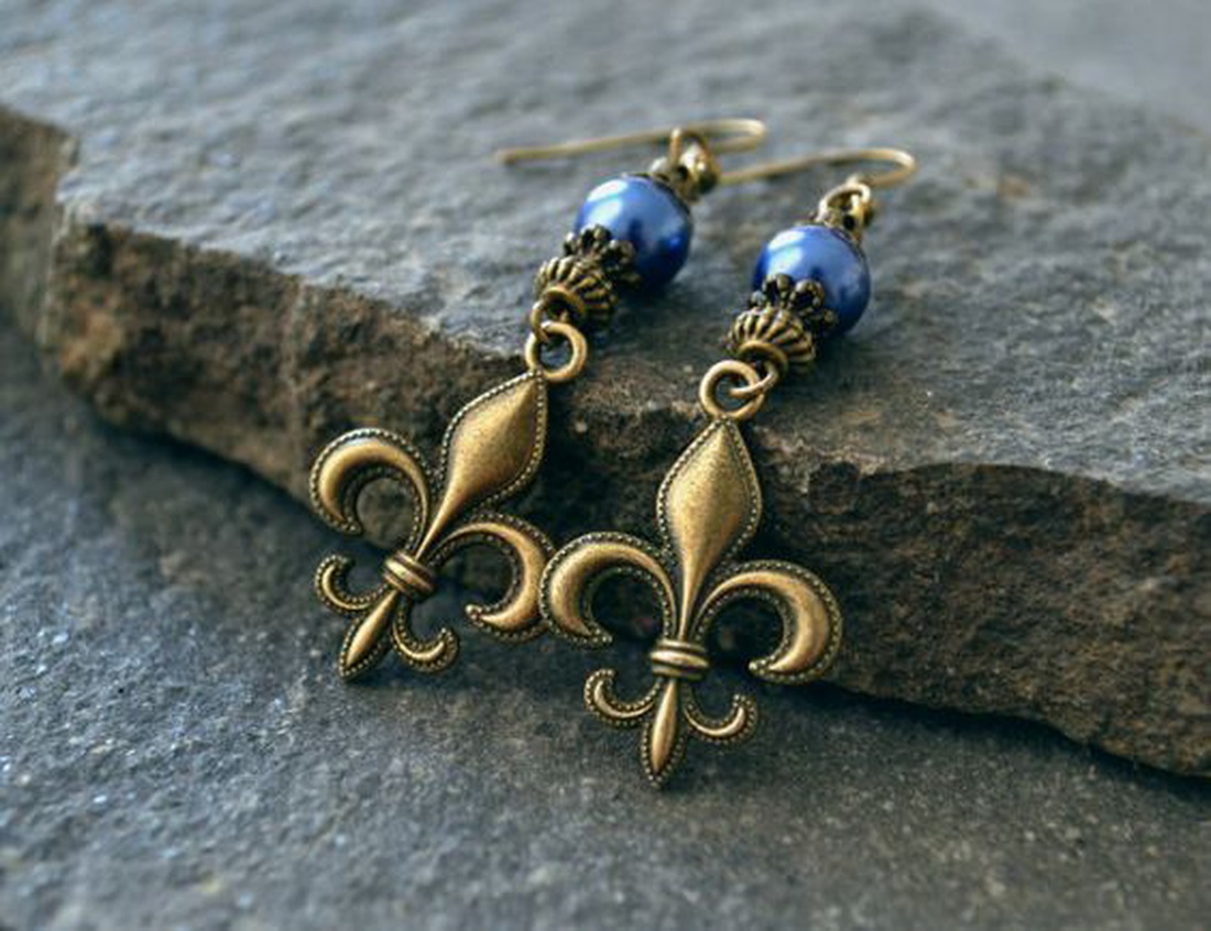 Cercei cu aspect antichizat si perle albastre charm fleur-de-lys cercei drop cercei vintage - bijuterii - cercei - cercei drop - Artynos.ro Cercei cu aspect antichizat si perle albastre charm fleur-de-lys cercei drop cercei vintage - bijuterii - cercei - cercei drop - Artynos.ro