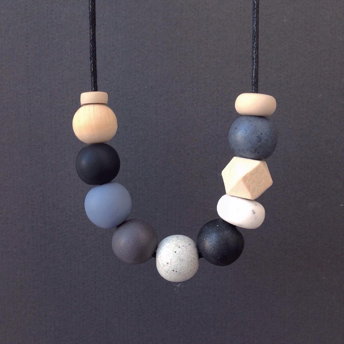 Colier margele albe, gri si negre, colier statement, colier geometric - bijuterii - coliere - coliere statement - Artynos.ro Colier margele albe, gri si negre, colier statement, colier geometric - bijuterii - coliere - coliere statement - Artynos.ro