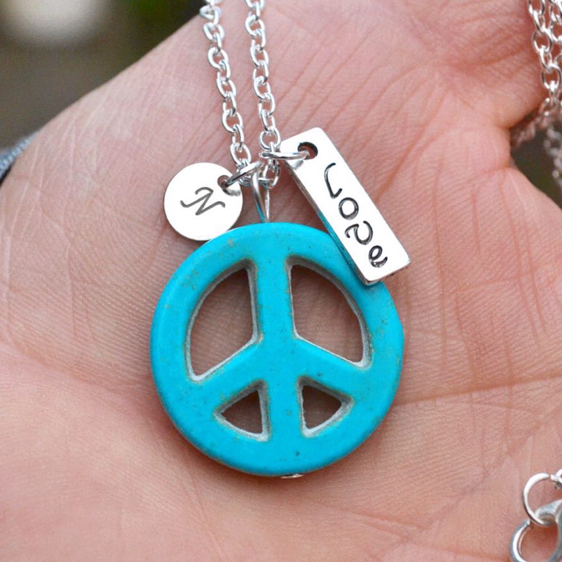 Lantisor cu initiala personalizat pandantiv turcoaz pandantiv cu charm semnul pacii si initiala bijuterie cadou - bijuterii - coliere - coliere cu nume - Artynos.ro Lantisor cu initiala personalizat pandantiv turcoaz pandantiv cu charm semnul pacii si initiala bijuterie cadou - bijuterii - coliere - coliere cu nume - Artynos.ro