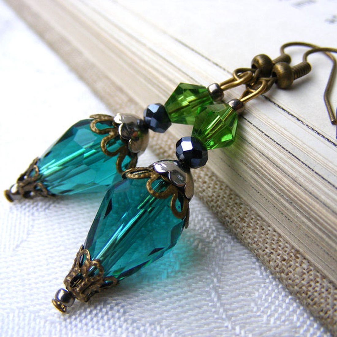 Cercei cu cristal verde cercei atarnatori - bijuterii - cercei - cercei drop - Artynos.ro Cercei cu cristal verde cercei atarnatori - bijuterii - cercei - cercei drop - Artynos.ro