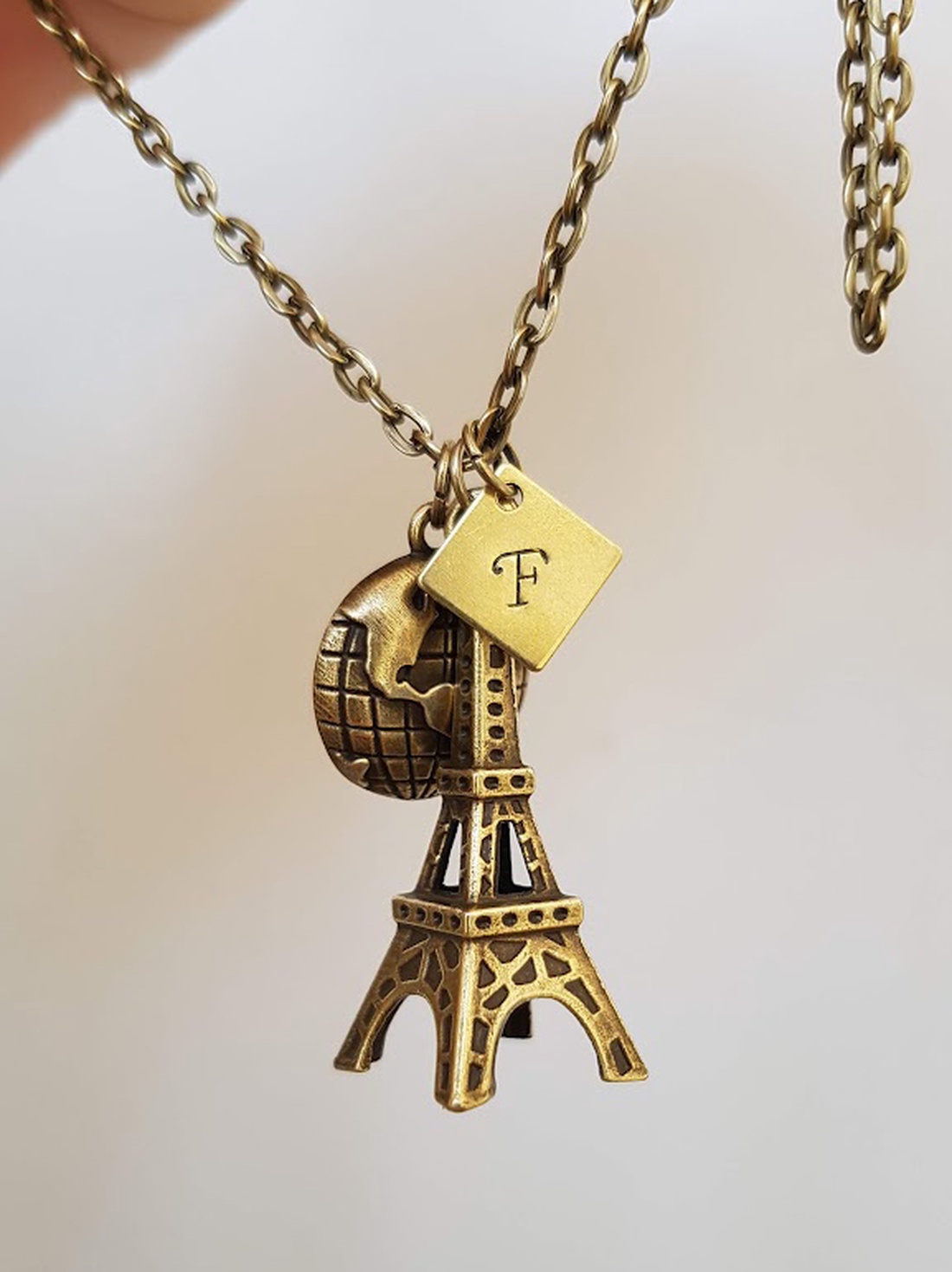 Lantisor cu initiala pandantiv personalizat pandantiv turnul Eiffel Paris pandantiv cu charm cadou iubitor calatorii - bijuterii - coliere - coliere cu nume - Artynos.ro Lantisor cu initiala pandantiv personalizat pandantiv turnul Eiffel Paris pandantiv cu charm cadou iubitor calatorii - bijuterii - coliere - coliere cu nume - Artynos.ro