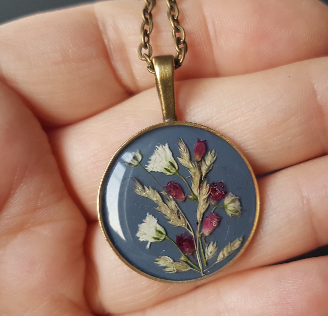 Pandantiv martisor vintage cadou martie ziua femeii pandantiv handmade Pandantiv flori naturale medalion botanic iubita - bijuterii - coliere - pandativ - Artynos.ro
