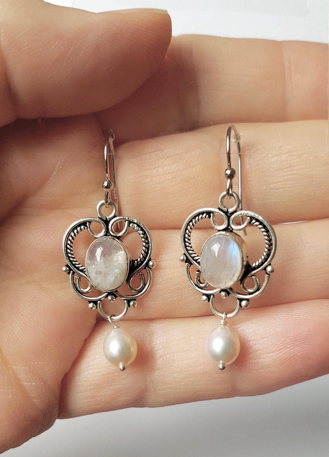 Cercei pentru mireasa cu semipretioase cercei mireasa cu perle crem cercei argint 925 cercei vintage atarnatori argint - bijuterii - cercei - cercei candelabru - Artynos.ro Cercei pentru mireasa cu semipretioase cercei mireasa cu perle crem cercei argint 925 cercei vintage atarnatori argint - bijuterii - cercei - cercei candelabru - Artynos.ro