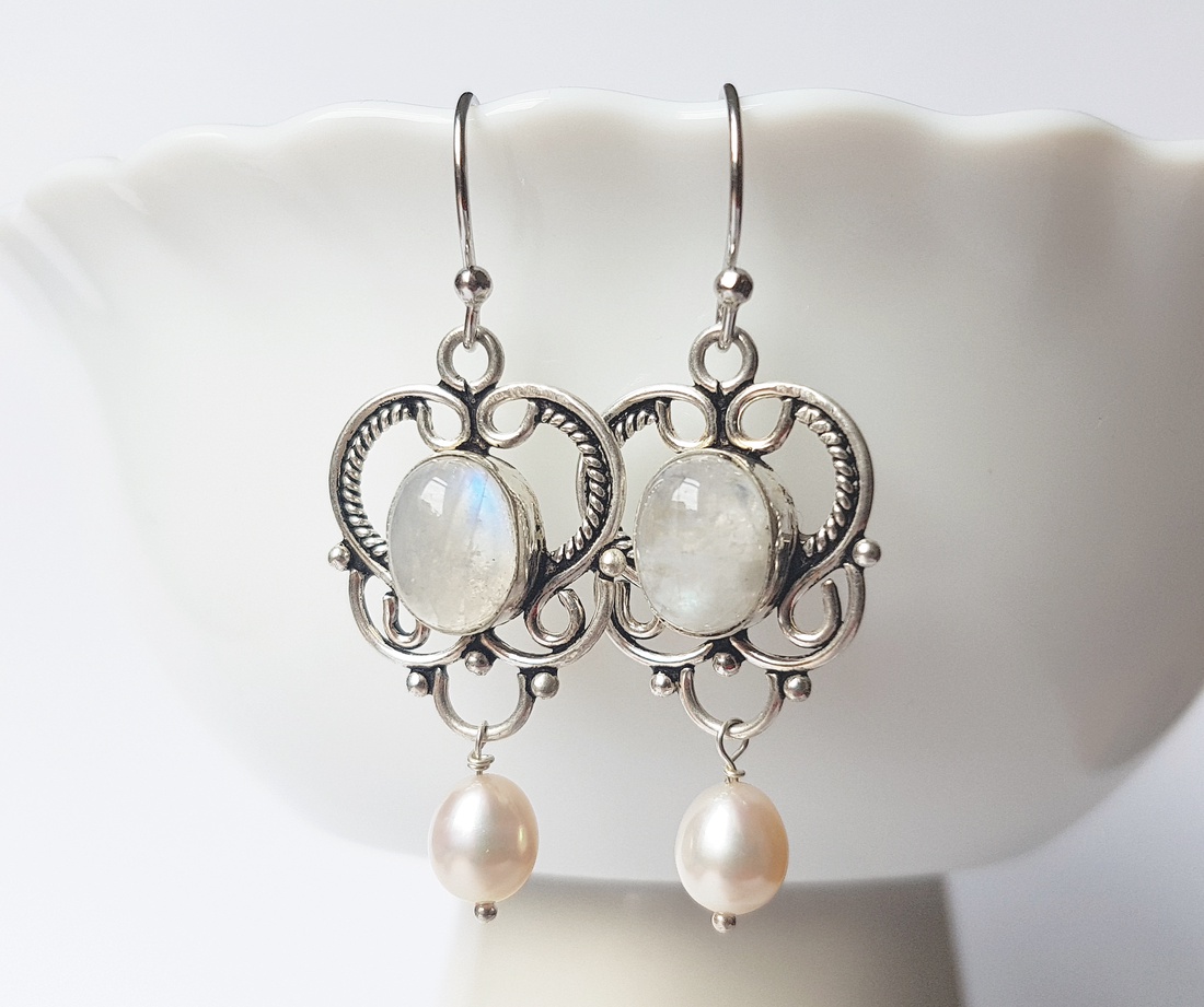 Cercei pentru mireasa cu semipretioase cercei mireasa cu perle crem cercei argint 925 cercei vintage atarnatori argint - bijuterii - cercei - cercei candelabru - Artynos.ro Cercei pentru mireasa cu semipretioase cercei mireasa cu perle crem cercei argint 925 cercei vintage atarnatori argint - bijuterii - cercei - cercei candelabru - Artynos.ro