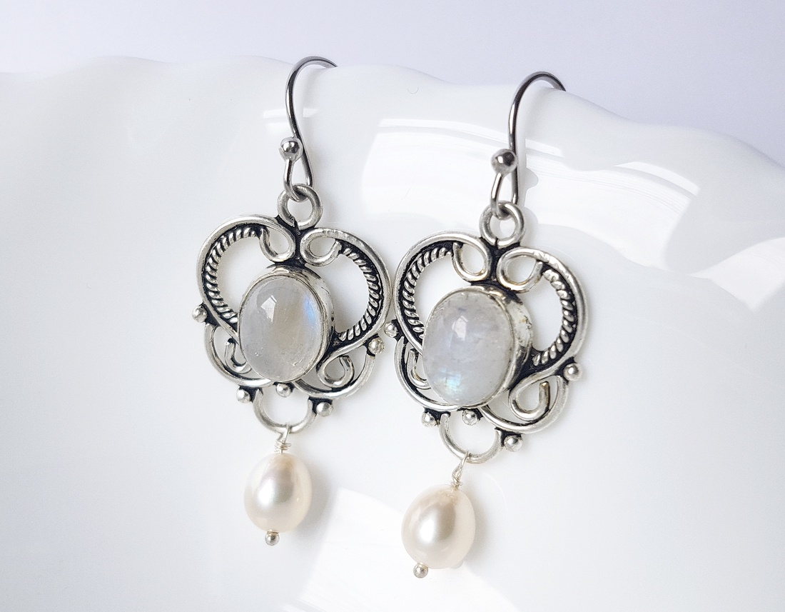 Cercei pentru mireasa cu semipretioase cercei mireasa cu perle crem cercei argint 925 cercei vintage atarnatori argint - bijuterii - cercei - cercei candelabru - Artynos.ro Cercei pentru mireasa cu semipretioase cercei mireasa cu perle crem cercei argint 925 cercei vintage atarnatori argint - bijuterii - cercei - cercei candelabru - Artynos.ro