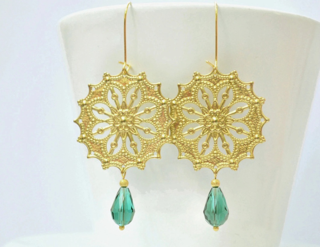 Cercei cu mandala cercei cu cristal verde, cercei aurii filigranati cercei rotunzi atarnatori cercei verzi cercei ocazie - bijuterii - cercei - cercei rotunzi - Artynos.ro Cercei cu mandala cercei cu cristal verde, cercei aurii filigranati cercei rotunzi atarnatori cercei verzi cercei ocazie - bijuterii - cercei - cercei rotunzi - Artynos.ro