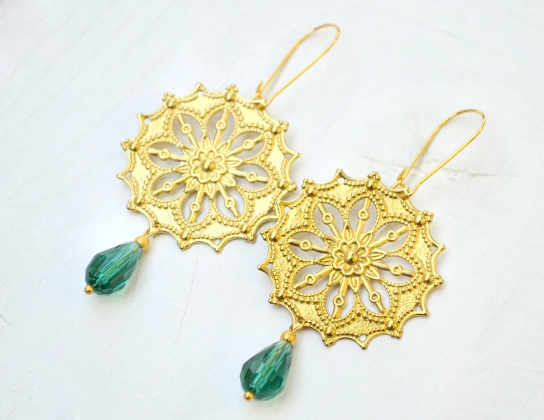 Cercei cu mandala cercei cu cristal verde, cercei aurii filigranati cercei rotunzi atarnatori cercei verzi cercei ocazie - bijuterii - cercei - cercei rotunzi - Artynos.ro Cercei cu mandala cercei cu cristal verde, cercei aurii filigranati cercei rotunzi atarnatori cercei verzi cercei ocazie - bijuterii - cercei - cercei rotunzi - Artynos.ro