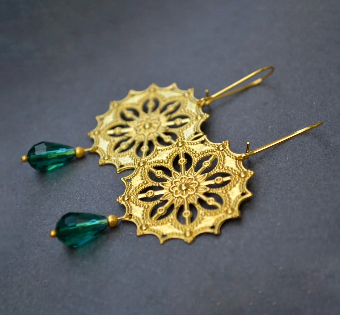 Cercei cu mandala cercei cu cristal verde, cercei aurii filigranati cercei rotunzi atarnatori cercei verzi cercei ocazie - bijuterii - cercei - cercei rotunzi - Artynos.ro Cercei cu mandala cercei cu cristal verde, cercei aurii filigranati cercei rotunzi atarnatori cercei verzi cercei ocazie - bijuterii - cercei - cercei rotunzi - Artynos.ro