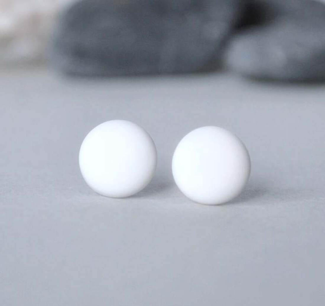 Cercei albi rotunzi din fimo cercei cu surub cercei cu tija cercei lobul urechii cercei unisex minimali cadou iubit - bijuterii - cercei - cercei rotunzi - Artynos.ro Cercei albi rotunzi din fimo cercei cu surub cercei cu tija cercei lobul urechii cercei unisex minimali cadou iubit - bijuterii - cercei - cercei rotunzi - Artynos.ro