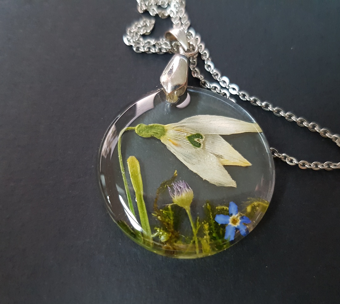 Colier unicat handmade Pandantiv flori naturale ghiocel si albastre medalion botanic cadou Craciun ocazie nunta - bijuterii - coliere - pandativ - Artynos.ro Colier unicat handmade Pandantiv flori naturale ghiocel si albastre medalion botanic cadou Craciun ocazie nunta - bijuterii - coliere - pandativ - Artynos.ro