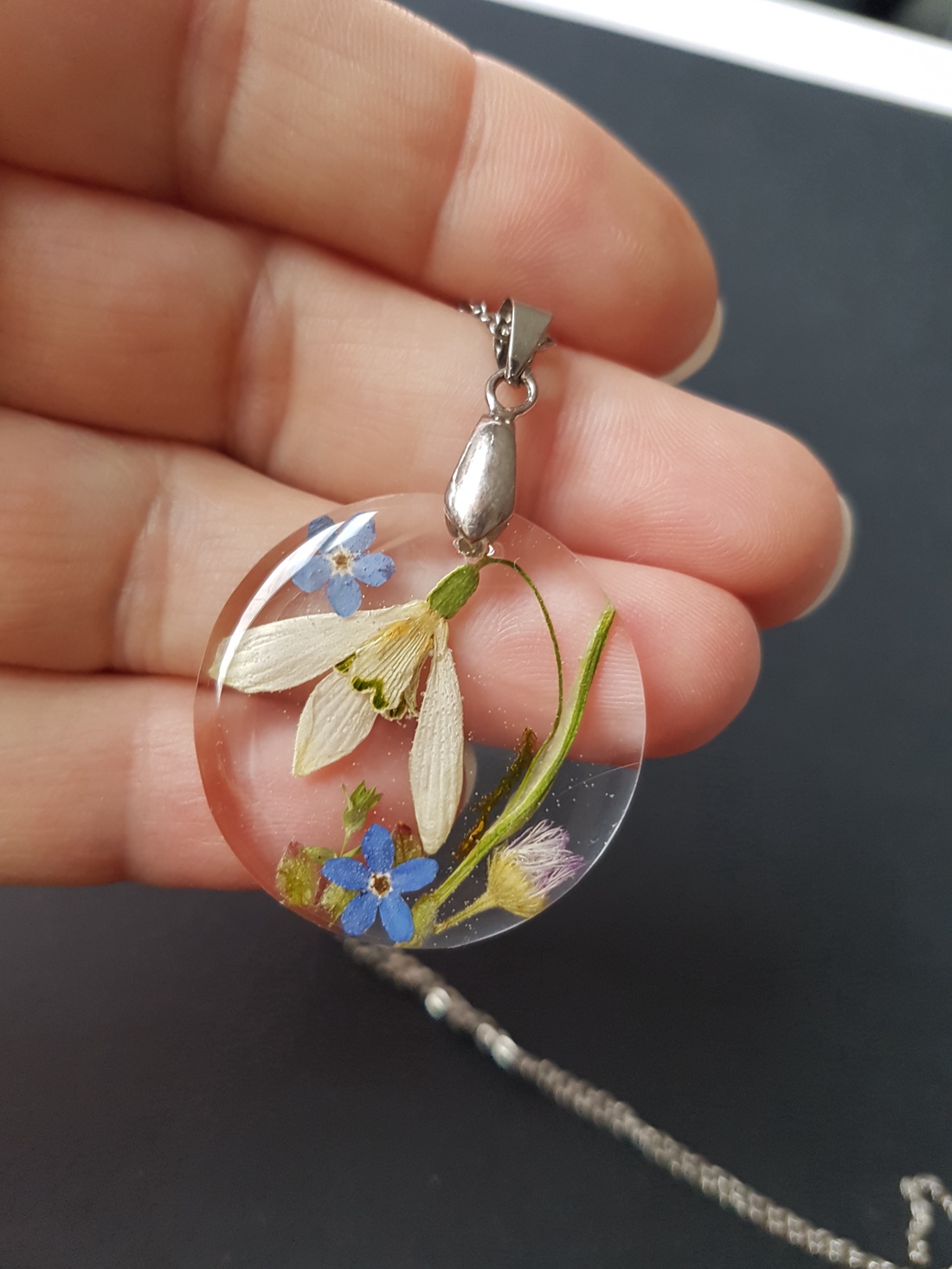 Colier unicat handmade Pandantiv flori naturale ghiocel si albastre medalion botanic cadou Craciun ocazie nunta - bijuterii - coliere - pandativ - Artynos.ro Colier unicat handmade Pandantiv flori naturale ghiocel si albastre medalion botanic cadou Craciun ocazie nunta - bijuterii - coliere - pandativ - Artynos.ro