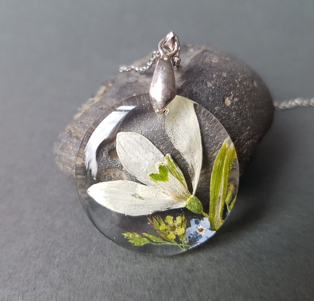 Colier unicat handmade Pandantiv flori naturale ghiocel si albastre medalion botanic cadou Craciun ocazie nunta - bijuterii - coliere - pandativ - Artynos.ro Colier unicat handmade Pandantiv flori naturale ghiocel si albastre medalion botanic cadou Craciun ocazie nunta - bijuterii - coliere - pandativ - Artynos.ro