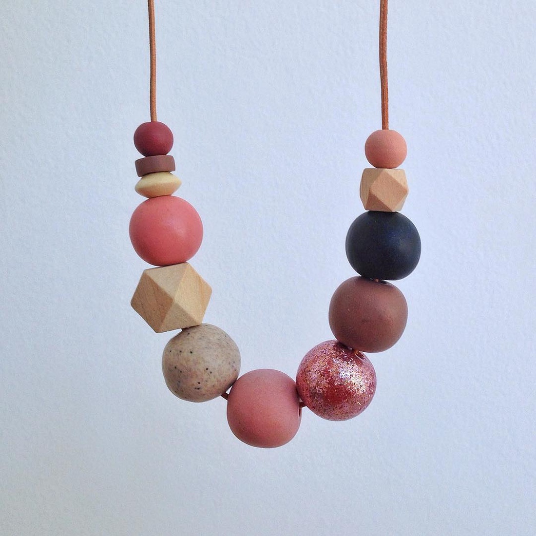Colier asimetric bej, colier contemporan artizanal colier statement colier geometric bijuterie moderna pentru birou - bijuterii - coliere - coliere statement - Artynos.ro Colier asimetric bej, colier contemporan artizanal colier statement colier geometric bijuterie moderna pentru birou - bijuterii - coliere - coliere statement - Artynos.ro