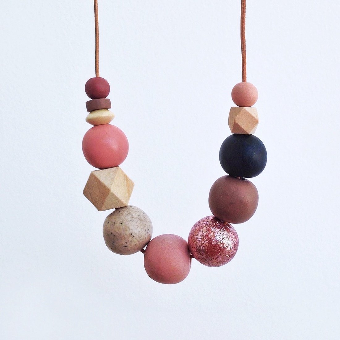 Colier asimetric bej, colier contemporan artizanal colier statement colier geometric bijuterie moderna pentru birou - bijuterii - coliere - coliere statement - Artynos.ro Colier asimetric bej, colier contemporan artizanal colier statement colier geometric bijuterie moderna pentru birou - bijuterii - coliere - coliere statement - Artynos.ro