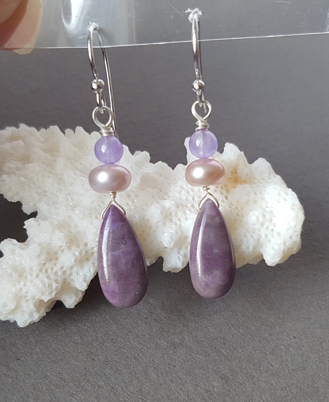 Cercei pietre naturale mov cercei mireasa perle mov cercei argint 925 cercei violet atarnatori cercei ametist ocazie - bijuterii - cercei - cercei drop - Artynos.ro Cercei pietre naturale mov cercei mireasa perle mov cercei argint 925 cercei violet atarnatori cercei ametist ocazie - bijuterii - cercei - cercei drop - Artynos.ro
