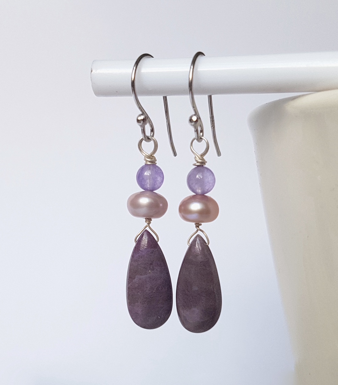 Cercei pietre naturale mov cercei mireasa perle mov cercei argint 925 cercei violet atarnatori cercei ametist ocazie - bijuterii - cercei - cercei drop - Artynos.ro Cercei pietre naturale mov cercei mireasa perle mov cercei argint 925 cercei violet atarnatori cercei ametist ocazie - bijuterii - cercei - cercei drop - Artynos.ro