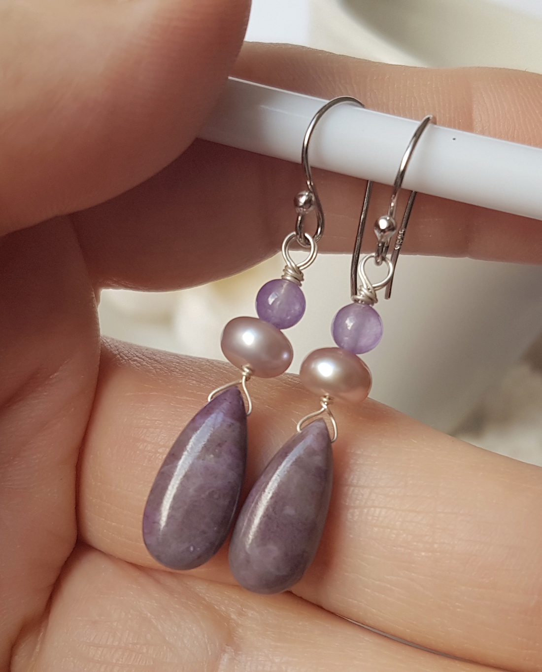 Cercei pietre naturale mov cercei mireasa perle mov cercei argint 925 cercei violet atarnatori cercei ametist ocazie - bijuterii - cercei - cercei drop - Artynos.ro Cercei pietre naturale mov cercei mireasa perle mov cercei argint 925 cercei violet atarnatori cercei ametist ocazie - bijuterii - cercei - cercei drop - Artynos.ro