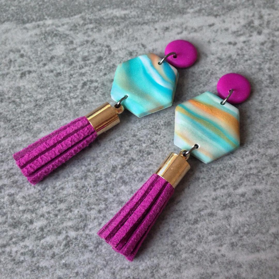 Cercei moderni cu ciucure cercei fucsia Cercei atarnatori roz turcoaz cercei atarnatori bijuterii contemporane boho - bijuterii - cercei - cercei drop - Artynos.ro Cercei moderni cu ciucure cercei fucsia Cercei atarnatori roz turcoaz cercei atarnatori bijuterii contemporane boho - bijuterii - cercei - cercei drop - Artynos.ro
