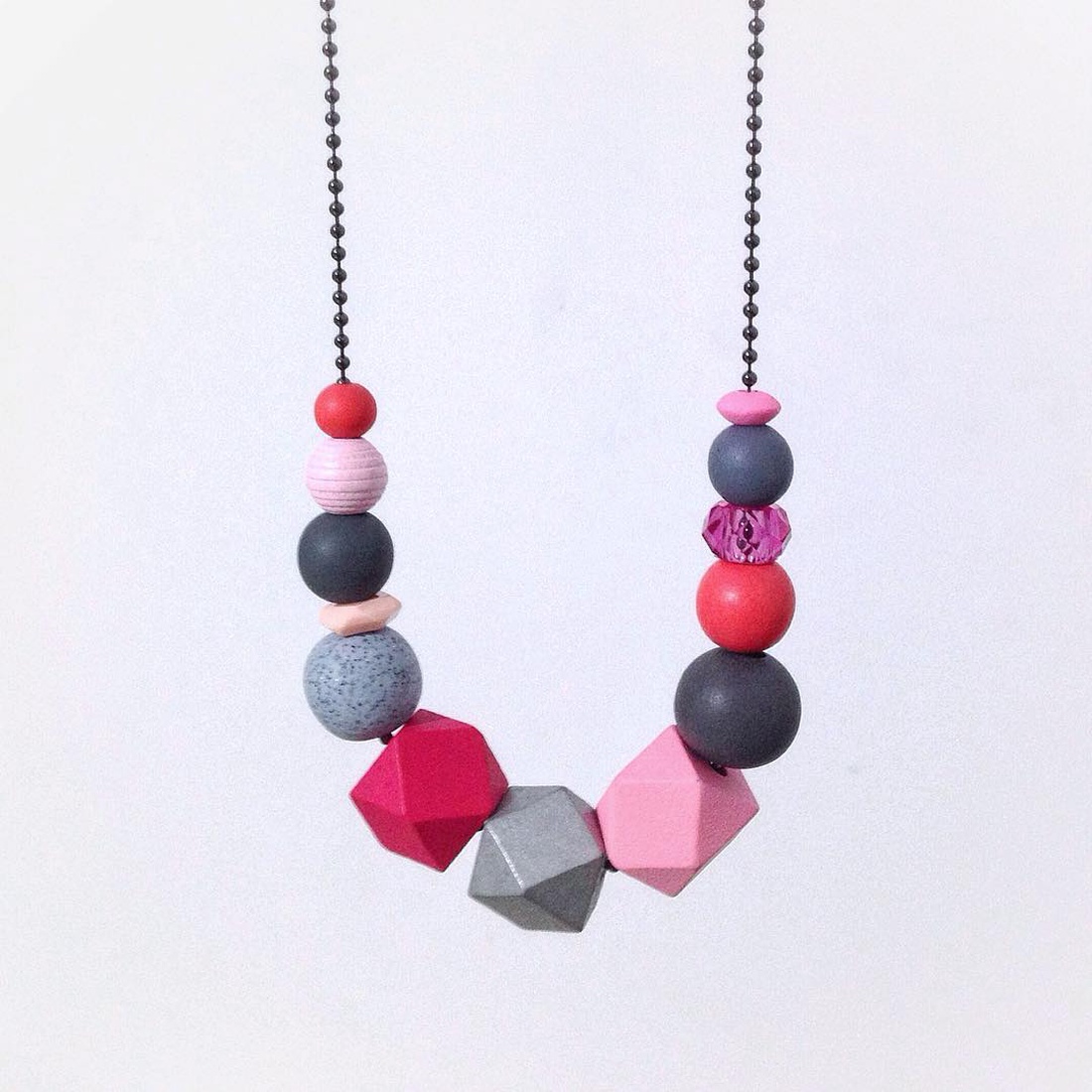 Colier asimetric gri roz, colier contemporan artizanal colier statement colier geometric bijuterie moderna pentru birou - bijuterii - coliere - coliere statement - Artynos.ro Colier asimetric gri roz, colier contemporan artizanal colier statement colier geometric bijuterie moderna pentru birou - bijuterii - coliere - coliere statement - Artynos.ro