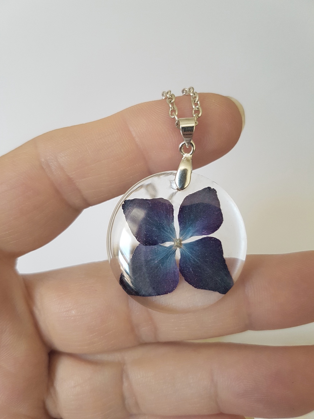 Colier unicat handmade Pandantiv hortensie pandantiv floare naturala medalion botanic cadou iubitoare flori sotie iubita - bijuterii - coliere - pandativ - Artynos.ro Colier unicat handmade Pandantiv hortensie pandantiv floare naturala medalion botanic cadou iubitoare flori sotie iubita - bijuterii - coliere - pandativ - Artynos.ro