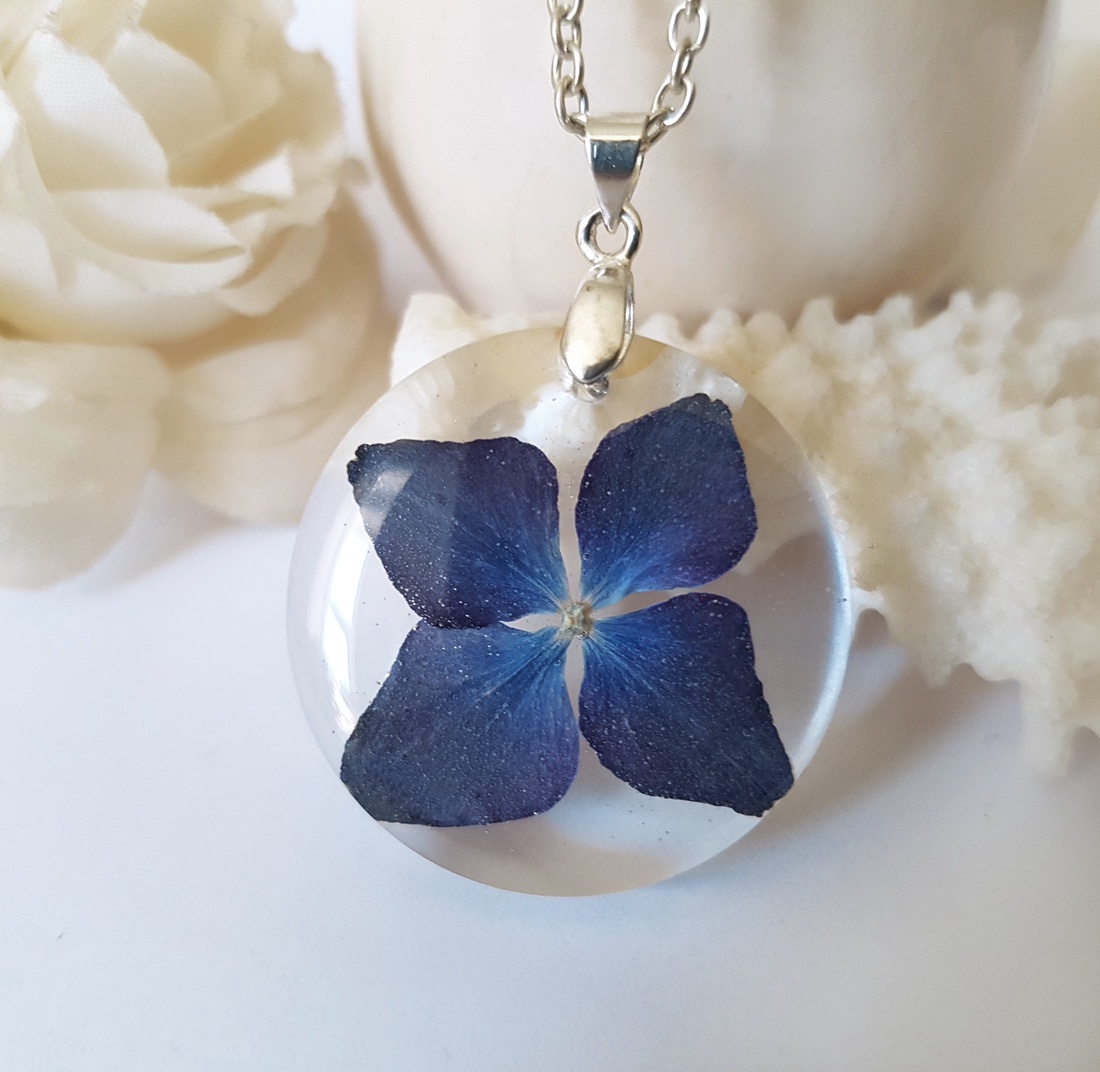Colier unicat handmade Pandantiv hortensie pandantiv floare naturala medalion botanic cadou iubitoare flori sotie iubita - bijuterii - coliere - pandativ - Artynos.ro Colier unicat handmade Pandantiv hortensie pandantiv floare naturala medalion botanic cadou iubitoare flori sotie iubita - bijuterii - coliere - pandativ - Artynos.ro