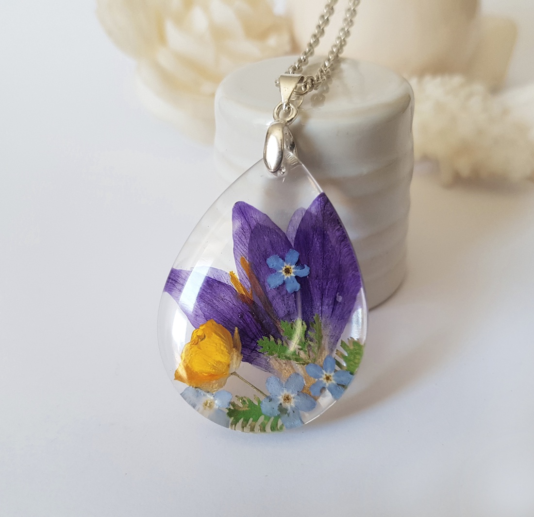 Pandantiv rasina Colier handmade violet Pandantiv lacrima buchet Pandantiv flori naturale cadou mama pandantiv brandusa - bijuterii - coliere - pandativ - Artynos.ro Pandantiv rasina Colier handmade violet Pandantiv lacrima buchet Pandantiv flori naturale cadou mama pandantiv brandusa - bijuterii - coliere - pandativ - Artynos.ro