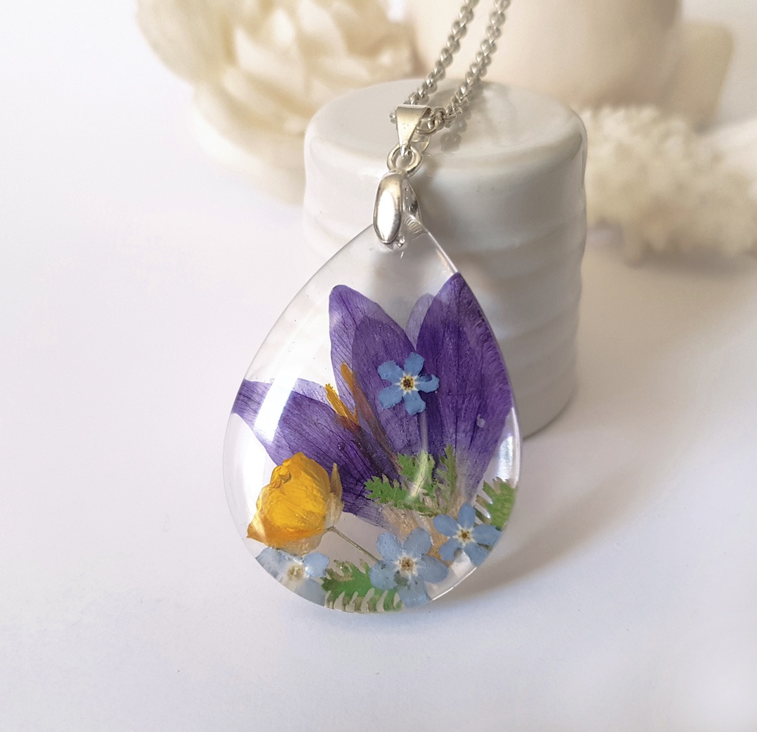 Pandantiv rasina Colier handmade violet Pandantiv lacrima buchet Pandantiv flori naturale cadou mama pandantiv brandusa - bijuterii - coliere - pandativ - Artynos.ro Pandantiv rasina Colier handmade violet Pandantiv lacrima buchet Pandantiv flori naturale cadou mama pandantiv brandusa - bijuterii - coliere - pandativ - Artynos.ro