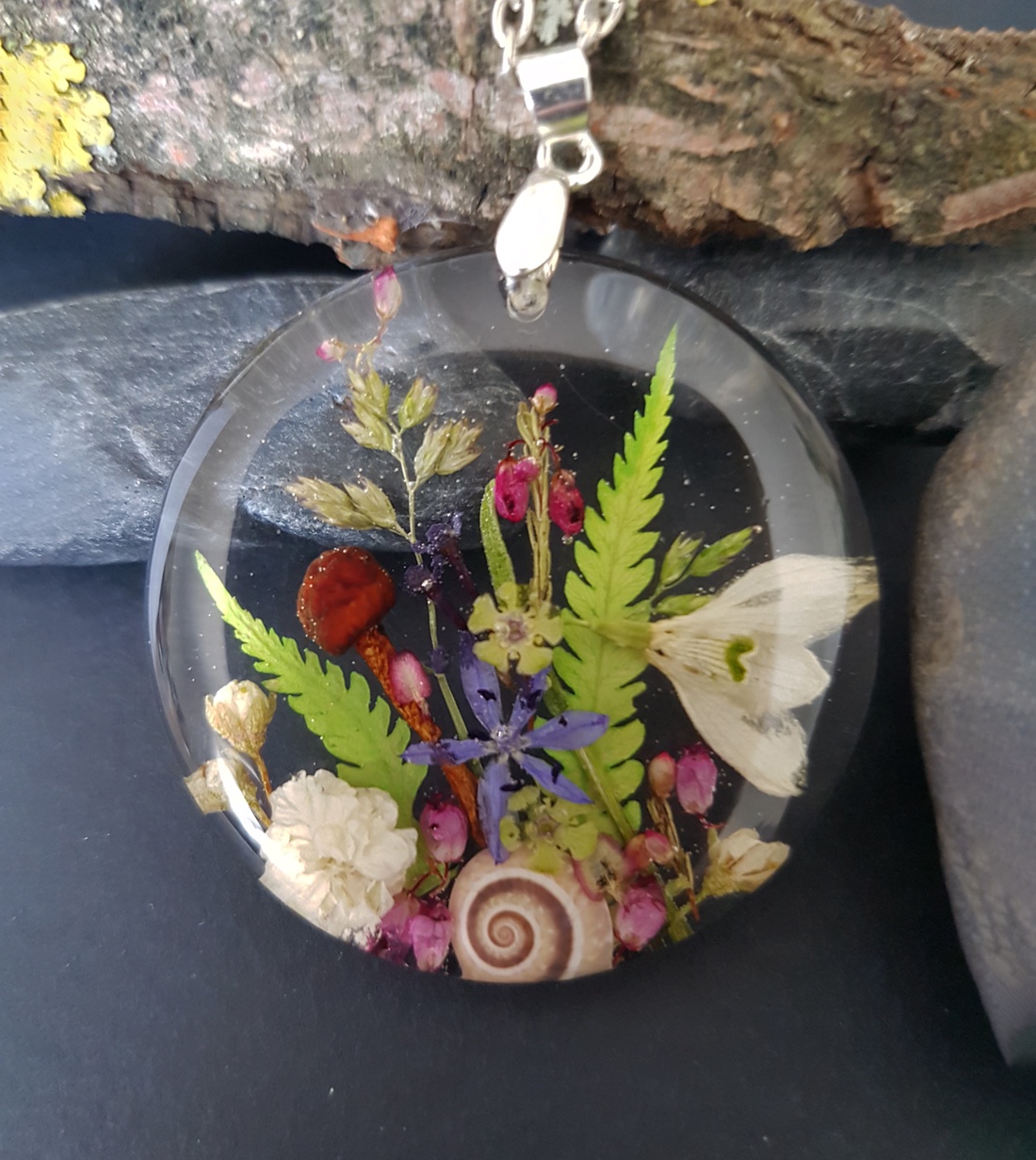Colier flori handmade Pandantiv vintage din rasina flori naturale buchet flori colier flori presat cadou femeie iubita - bijuterii - coliere - pandativ - Artynos.ro