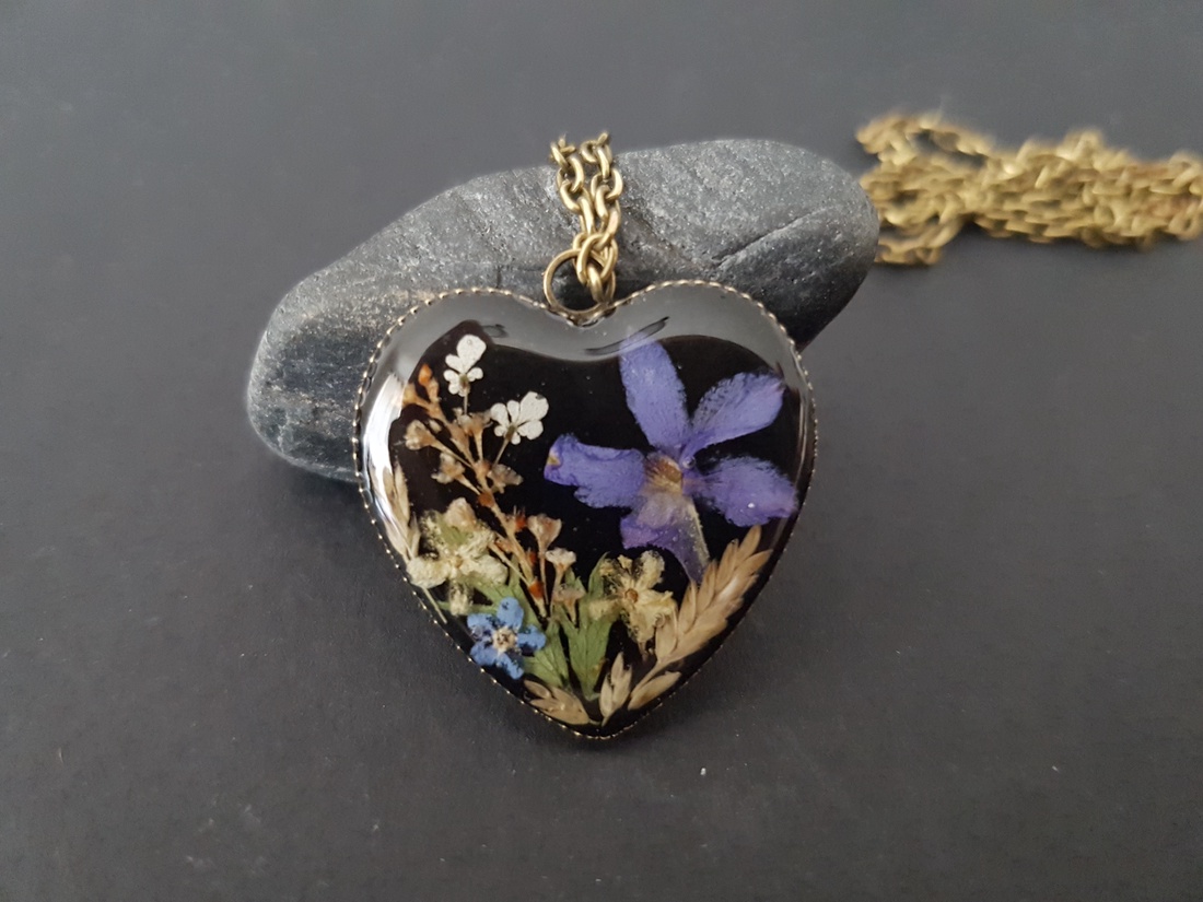 Pandantiv rasina Colier handmade violet Pandantiv lacrima buchet Pandantiv flori naturale cadou mama pandantiv brandusa - bijuterii - coliere - pandativ - Artynos.ro Pandantiv rasina Colier handmade violet Pandantiv lacrima buchet Pandantiv flori naturale cadou mama pandantiv brandusa - bijuterii - coliere - pandativ - Artynos.ro