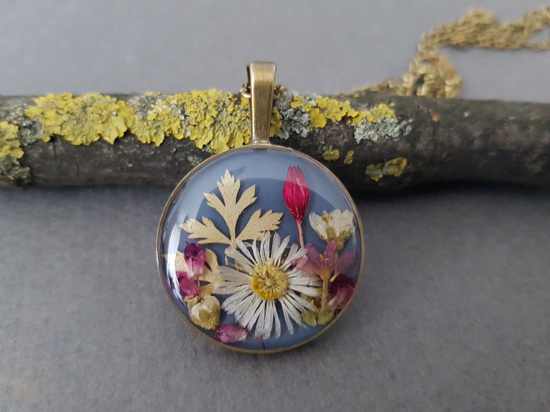 Pandantiv rasina Colier handmade violet Pandantiv lacrima buchet Pandantiv flori naturale cadou mama pandantiv brandusa - bijuterii - coliere - pandativ - Artynos.ro