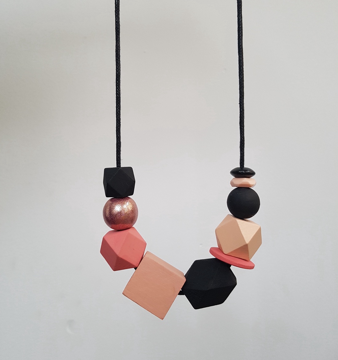 Colier asimetric gri roz, colier contemporan artizanal colier statement colier geometric bijuterie moderna pentru birou - bijuterii - coliere - coliere statement - Artynos.ro Colier asimetric gri roz, colier contemporan artizanal colier statement colier geometric bijuterie moderna pentru birou - bijuterii - coliere - coliere statement - Artynos.ro