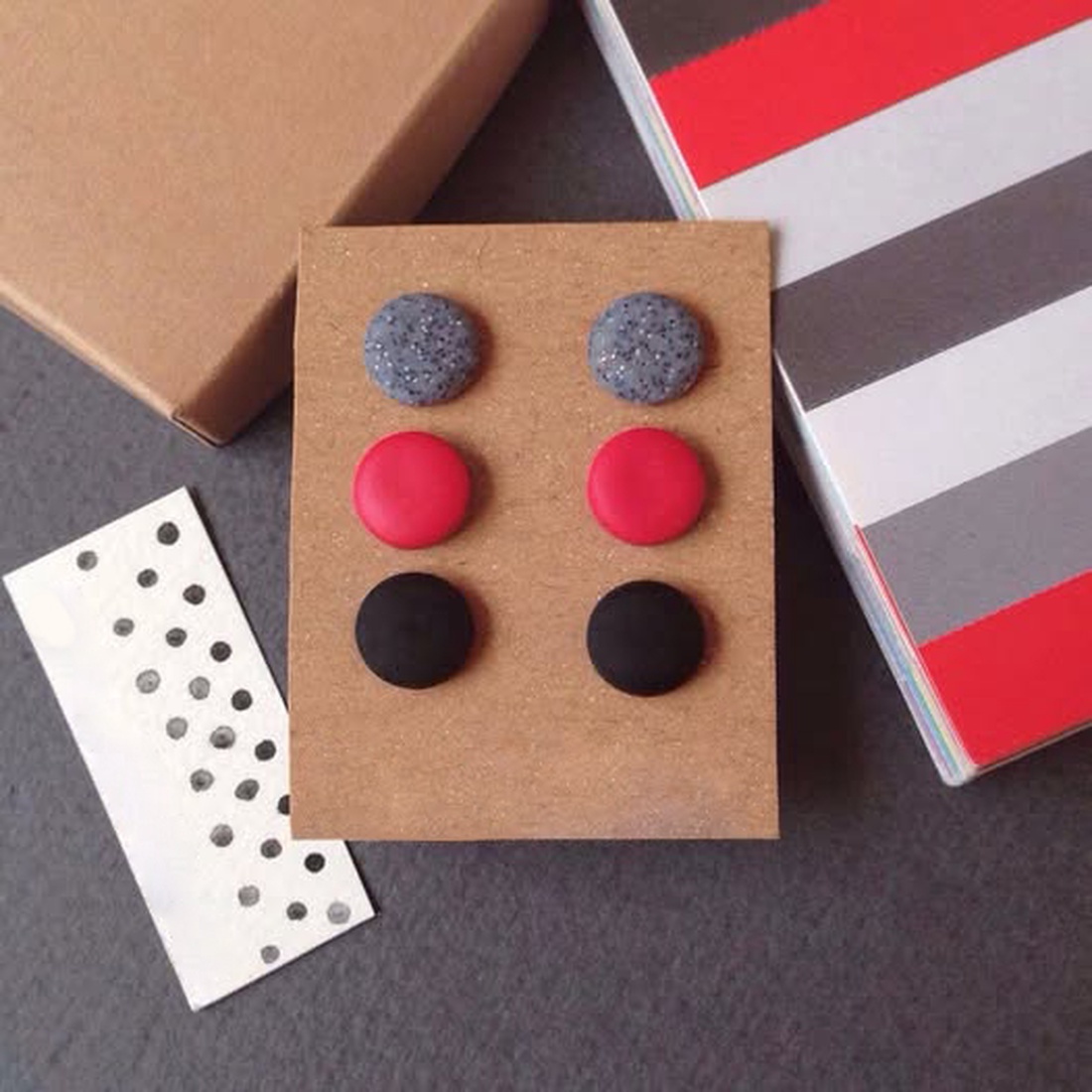 Set Cercei pentru lobul urechii fimo cercei surub rotunzi cercei cu tija cercei rosii negri cercei minimali cadou femeie - bijuterii - cercei - cercei cerc - Artynos.ro Set Cercei pentru lobul urechii fimo cercei surub rotunzi cercei cu tija cercei rosii negri cercei minimali cadou femeie - bijuterii - cercei - cercei cerc - Artynos.ro
