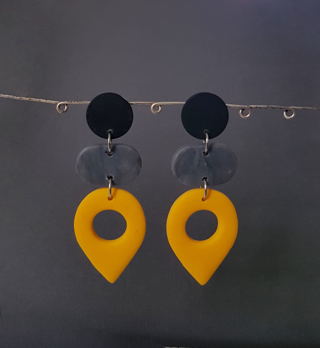 Cercei moderni cu tija cercei contemporani Cercei atarnatori galbeni gri cercei fimo cadou bijuterie contemporana - bijuterii - cercei - cercei drop - Artynos.ro Cercei moderni cu tija cercei contemporani Cercei atarnatori galbeni gri cercei fimo cadou bijuterie contemporana - bijuterii - cercei - cercei drop - Artynos.ro