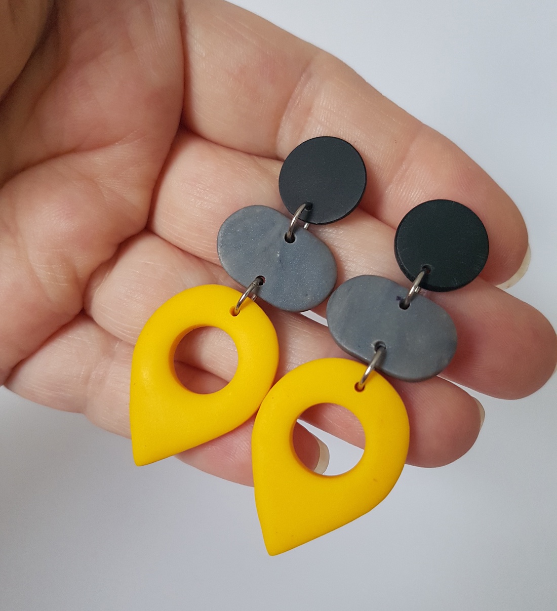 Cercei moderni cu tija cercei contemporani Cercei atarnatori galbeni gri cercei fimo cadou bijuterie contemporana - bijuterii - cercei - cercei drop - Artynos.ro Cercei moderni cu tija cercei contemporani Cercei atarnatori galbeni gri cercei fimo cadou bijuterie contemporana - bijuterii - cercei - cercei drop - Artynos.ro