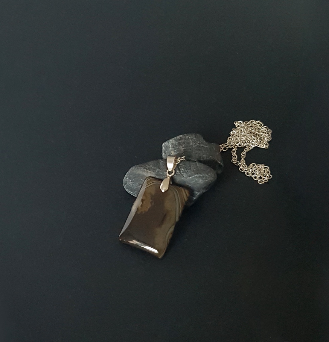 Cadou pentru barbati Pandantiv agata neagra pandantiv unicat bijuterie minimalista pandantiv barbati piatra naturala - bijuterii - coliere - pandativ - Artynos.ro Cadou pentru barbati Pandantiv agata neagra pandantiv unicat bijuterie minimalista pandantiv barbati piatra naturala - bijuterii - coliere - pandativ - Artynos.ro