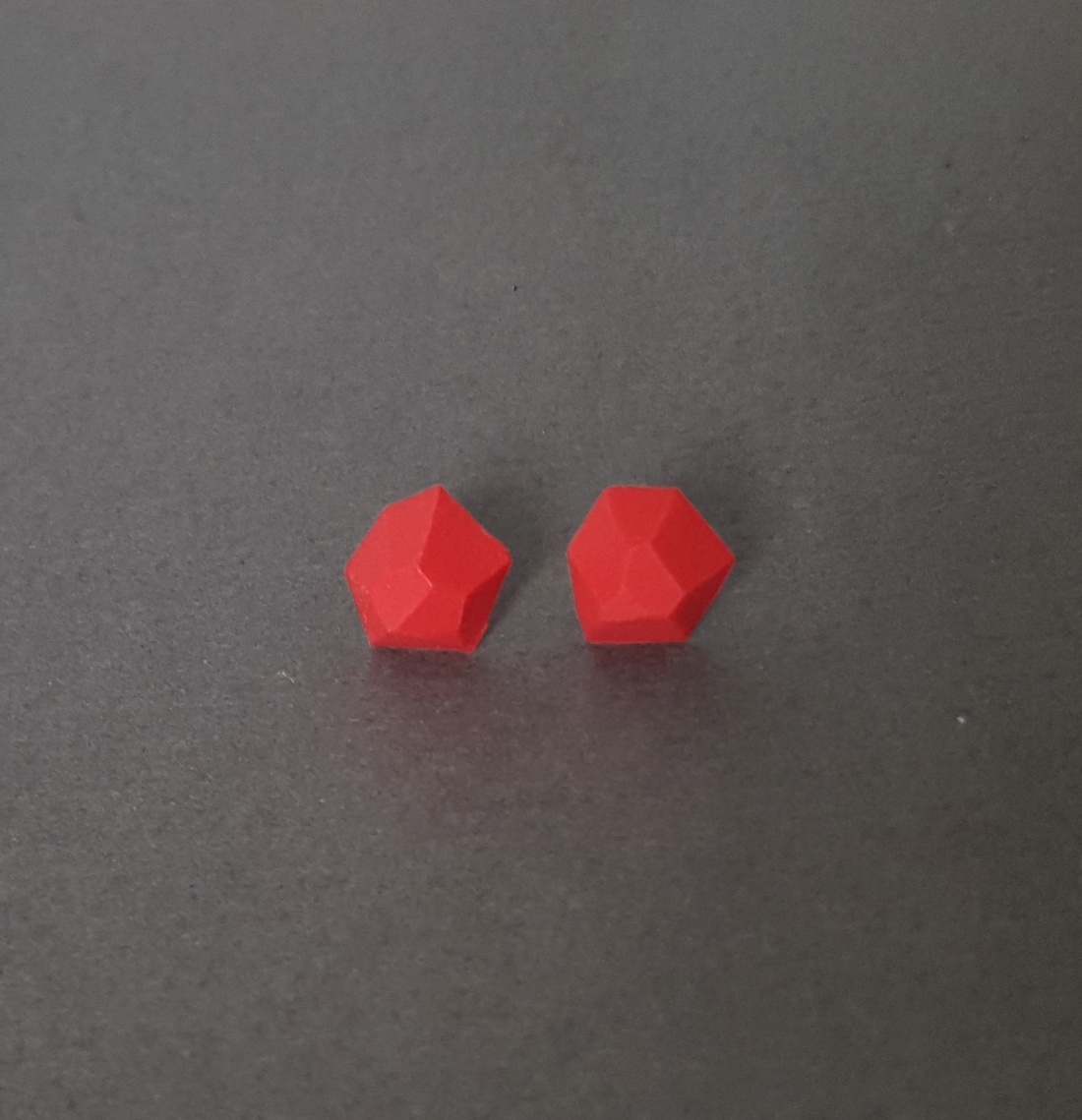 Cercei geometrici cu surub pentru lobul urechii cercei rosii fimo cercei tija cercei piatra cercei minimali cadou femeie - bijuterii - cercei - cercei și ornamente pentru urechi - Artynos.ro Cercei geometrici cu surub pentru lobul urechii cercei rosii fimo cercei tija cercei piatra cercei minimali cadou femeie - bijuterii - cercei - cercei și ornamente pentru urechi - Artynos.ro