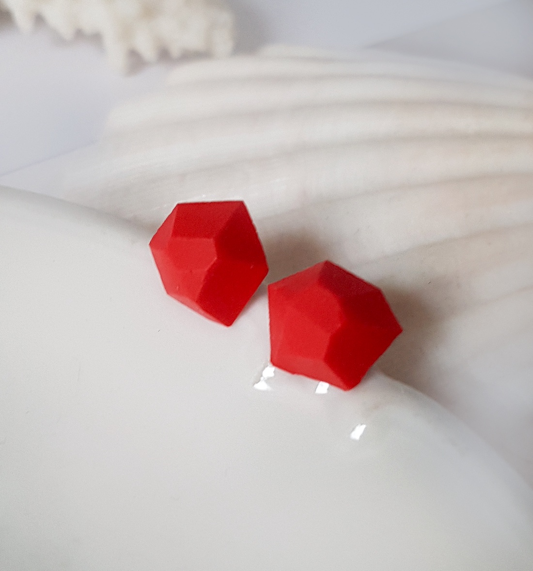 Cercei geometrici cu surub pentru lobul urechii cercei rosii fimo cercei tija cercei piatra cercei minimali cadou femeie - bijuterii - cercei - cercei și ornamente pentru urechi - Artynos.ro Cercei geometrici cu surub pentru lobul urechii cercei rosii fimo cercei tija cercei piatra cercei minimali cadou femeie - bijuterii - cercei - cercei și ornamente pentru urechi - Artynos.ro
