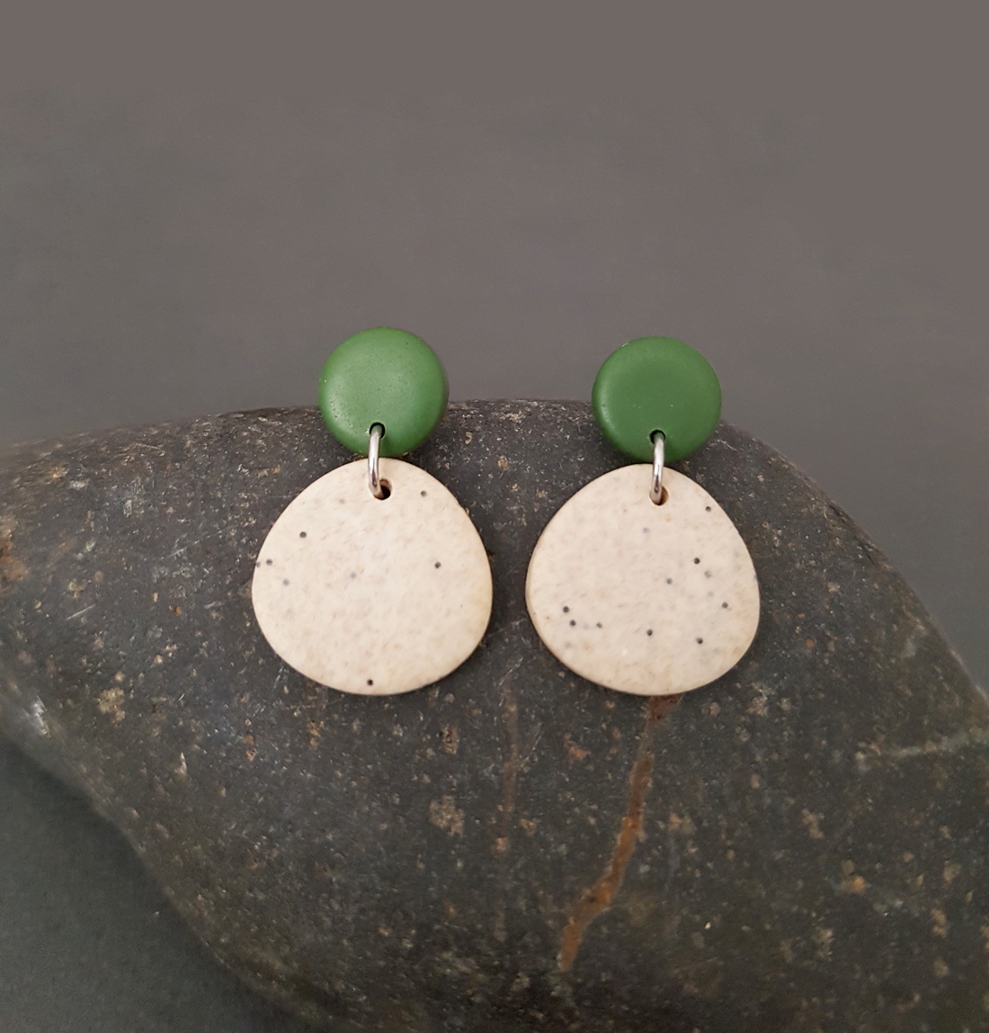 Cercei moderni cu tija cercei contemporani Cercei atarnatori bej cu verde cercei fimo cadou bijuterie contemporana - bijuterii - cercei - cercei drop - Artynos.ro