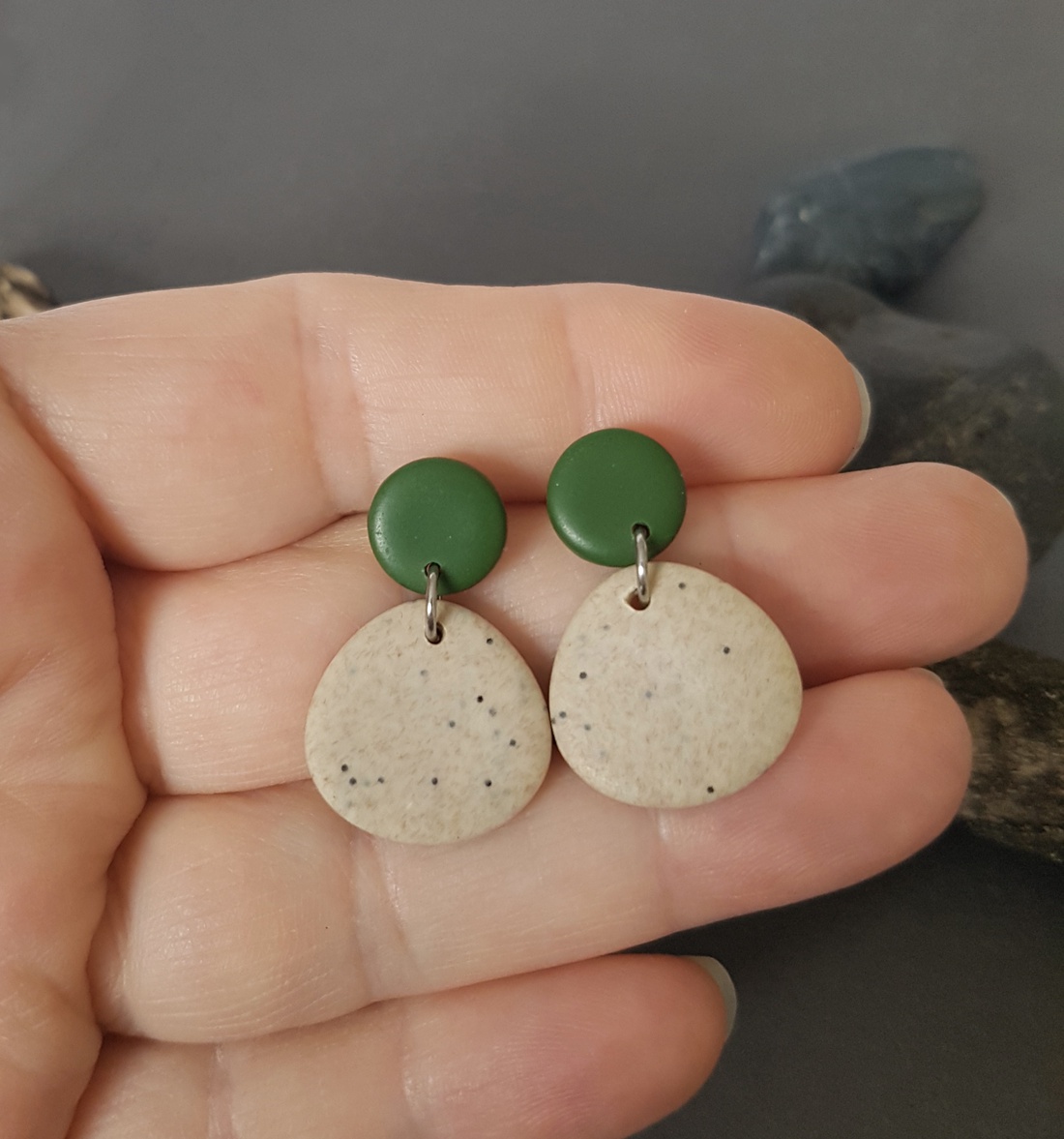 Cercei moderni cu tija cercei contemporani Cercei atarnatori bej cu verde cercei fimo cadou bijuterie contemporana - bijuterii - cercei - cercei drop - Artynos.ro