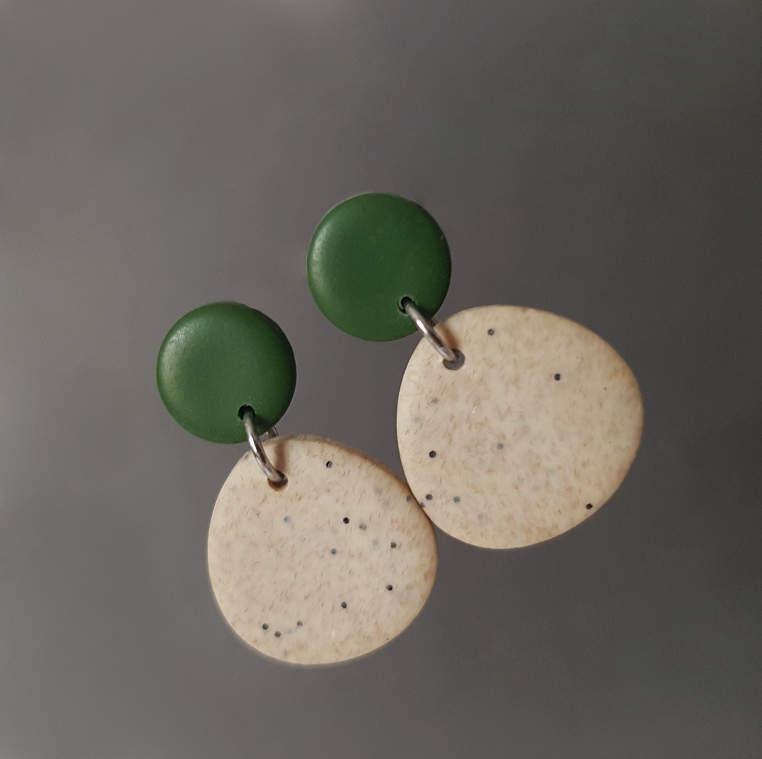 Cercei moderni cu tija cercei contemporani Cercei atarnatori bej cu verde cercei fimo cadou bijuterie contemporana - bijuterii - cercei - cercei drop - Artynos.ro