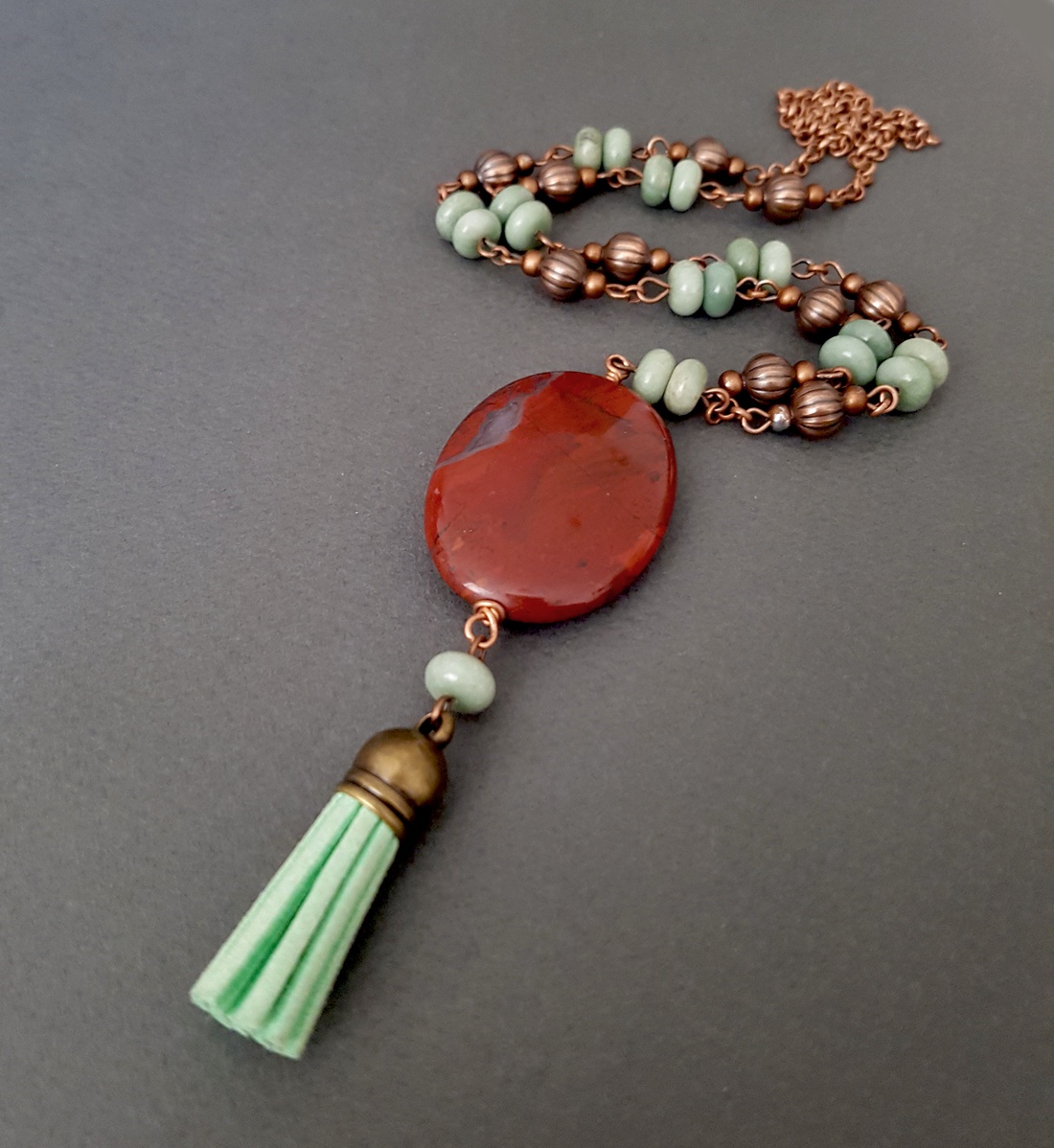 Colier pietre pretioase jasp rosu jad verde colier vintage ciucure pandantiv modern colier cristale natural colier menta - bijuterii - coliere - coliere cu franjuri - Artynos.ro Colier pietre pretioase jasp rosu jad verde colier vintage ciucure pandantiv modern colier cristale natural colier menta - bijuterii - coliere - coliere cu franjuri - Artynos.ro