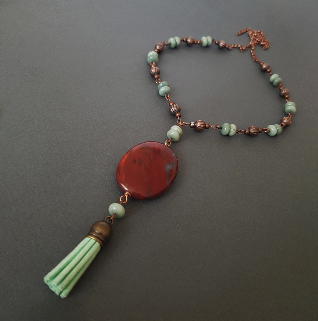 Colier pietre pretioase jasp rosu jad verde colier vintage ciucure pandantiv modern colier cristale natural colier menta - bijuterii - coliere - coliere cu franjuri - Artynos.ro Colier pietre pretioase jasp rosu jad verde colier vintage ciucure pandantiv modern colier cristale natural colier menta - bijuterii - coliere - coliere cu franjuri - Artynos.ro